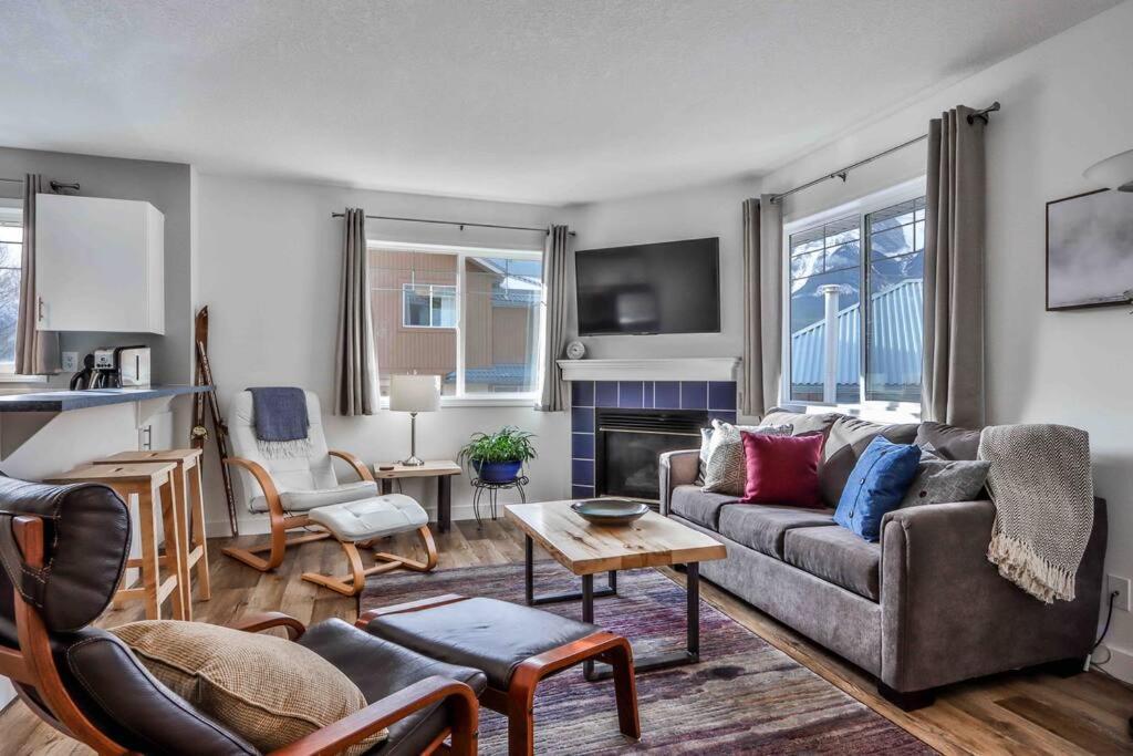 Big Mountain Views - Bright 2-Story Corner Unit Apartment Canmore Exterior photo